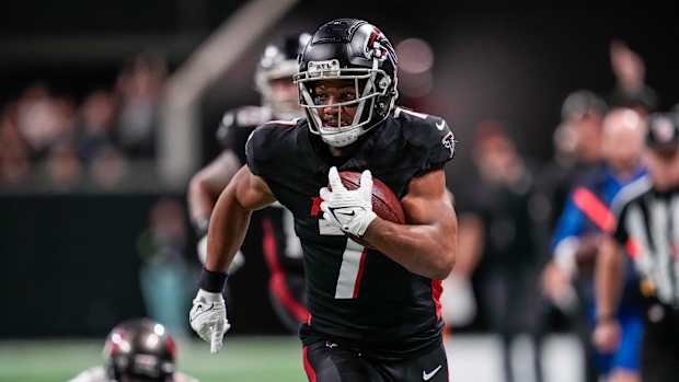 Atlanta Falcons running back Bijan Robinson (7) runs against the Tampa Bay Buccaneers during the second half at Mercedes-Benz Stadium.